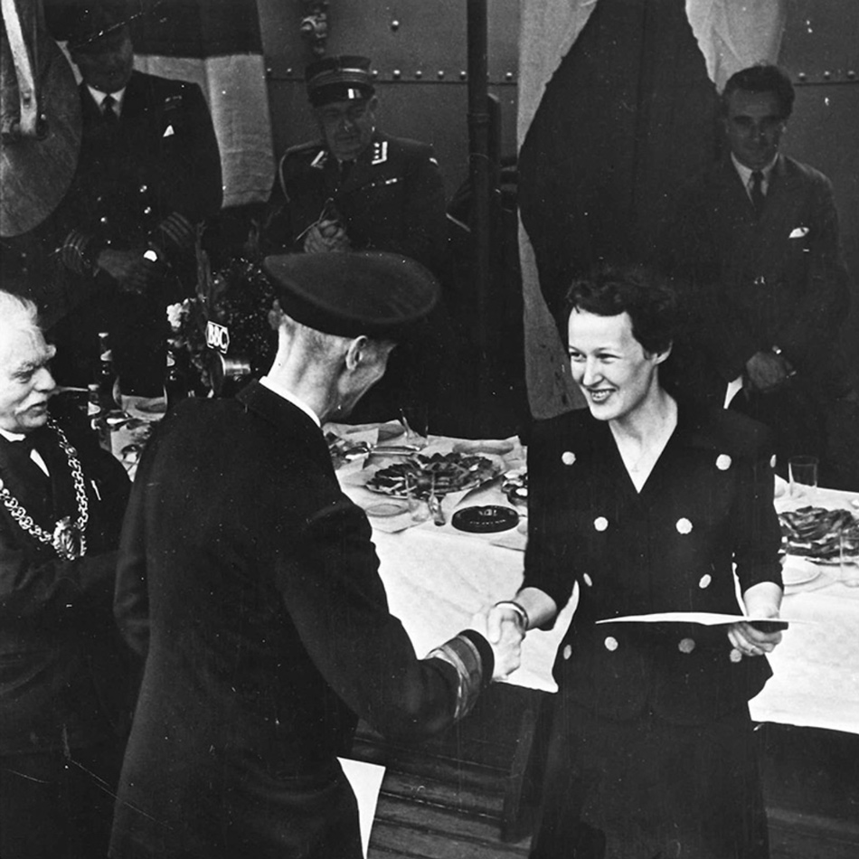 Fern Blodgett Sunde receives the Norwegian War Medal