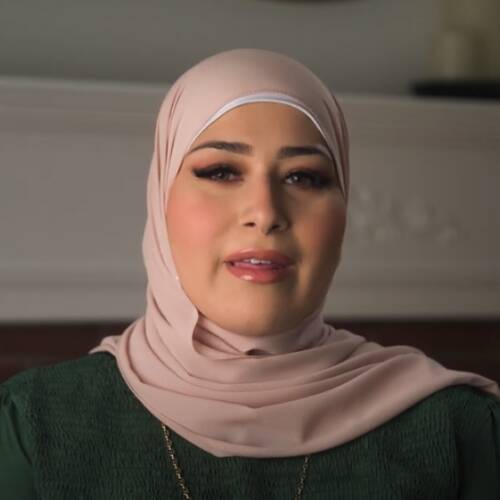 Image of Sura Alansour from her testimonial video